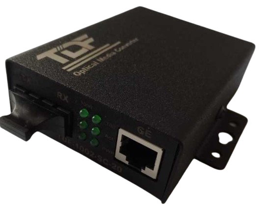 مبدل رسانه نوری یا Optical Media Converter دستگاهی است که سیگنال‌های شبکه را از کابل مسی (RJ45) به کابل فیبر نوری تبدیل می‌کند و بالعکس . این دستگاه برای افزایش مسافت ارتباطی در شبکه‌های کامپیوتری کاربرد دارد.